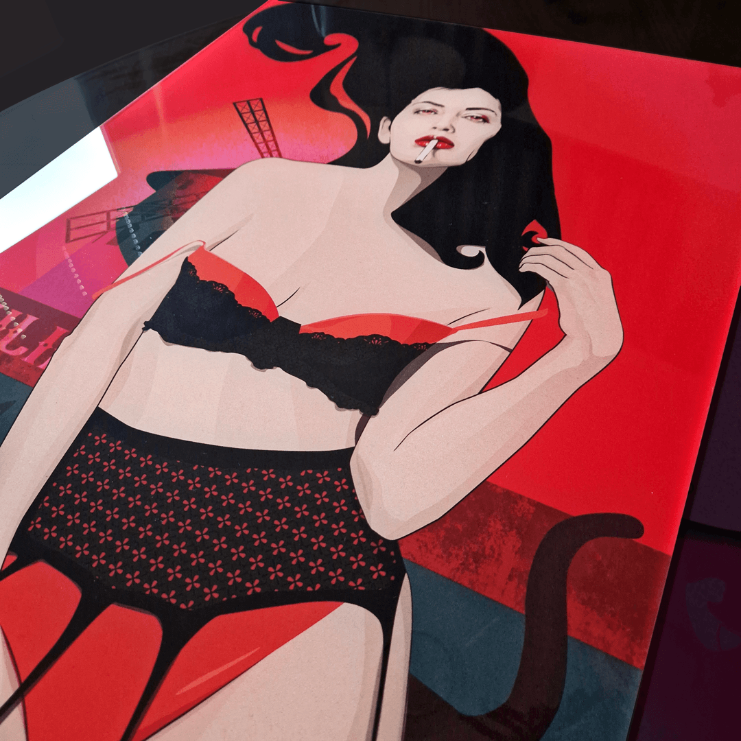 Gotowy obraz na szkle Marty Wróblewskiej z grafiką Moulin Rouge. Detal tafli szkła hartowanego z autorskim nadrukiem artystycznym i głębokim nasyceniem barw.